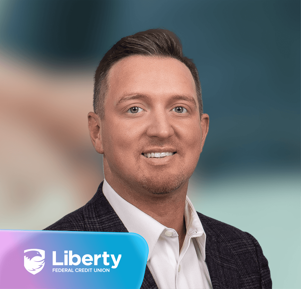 Усміхнений чоловік у діловому вбранні з логотипом Liberty Federal Credit Union.