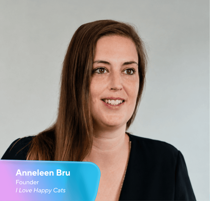 Anneleen Bru, grundare av I Love Happy Cats, ler och tittar åt höger.