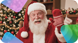 Papá Noel sonriendo y saludando, con un árbol de Navidad al fondo.