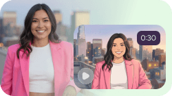 ピンクのブレザーを着た笑顔の女性が、自分のアニメーション動画の横に立っており、どちらも都市のスカイラインを背景にしている。