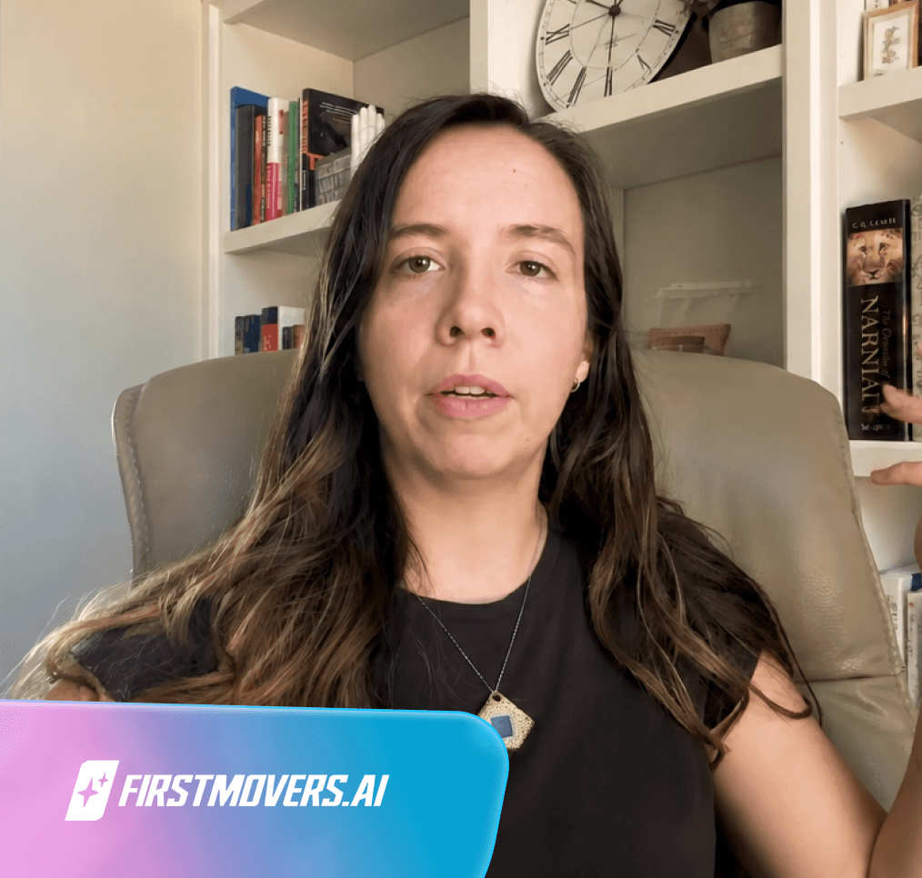 Eine Frau mit dunklen Haaren spricht vor Bücherregalen; unten links ist das Logo „firstmovers.ai“ zu sehen.